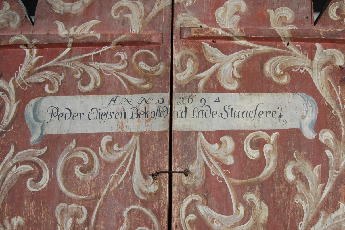 Katekismen er en kort fremstilling av den kristne lære. Luthers lille katekisme utkom i 1529. Den har siden vært grunnlaget for kristendomsundervisningen i alle lutherske kirker. Luther trykket i utgangspunktet katekismen på små tavler som ble hengt opp både i private hjem og i kirkene. Disse tavlene danner utgangspunkt for de tredelte katekismetavlene som det var mange av på 1500- og 1600-tallet. Dette kan også ha sammenheng med reformasjonens nedtoning av billedutsmykning i kirkerommet.