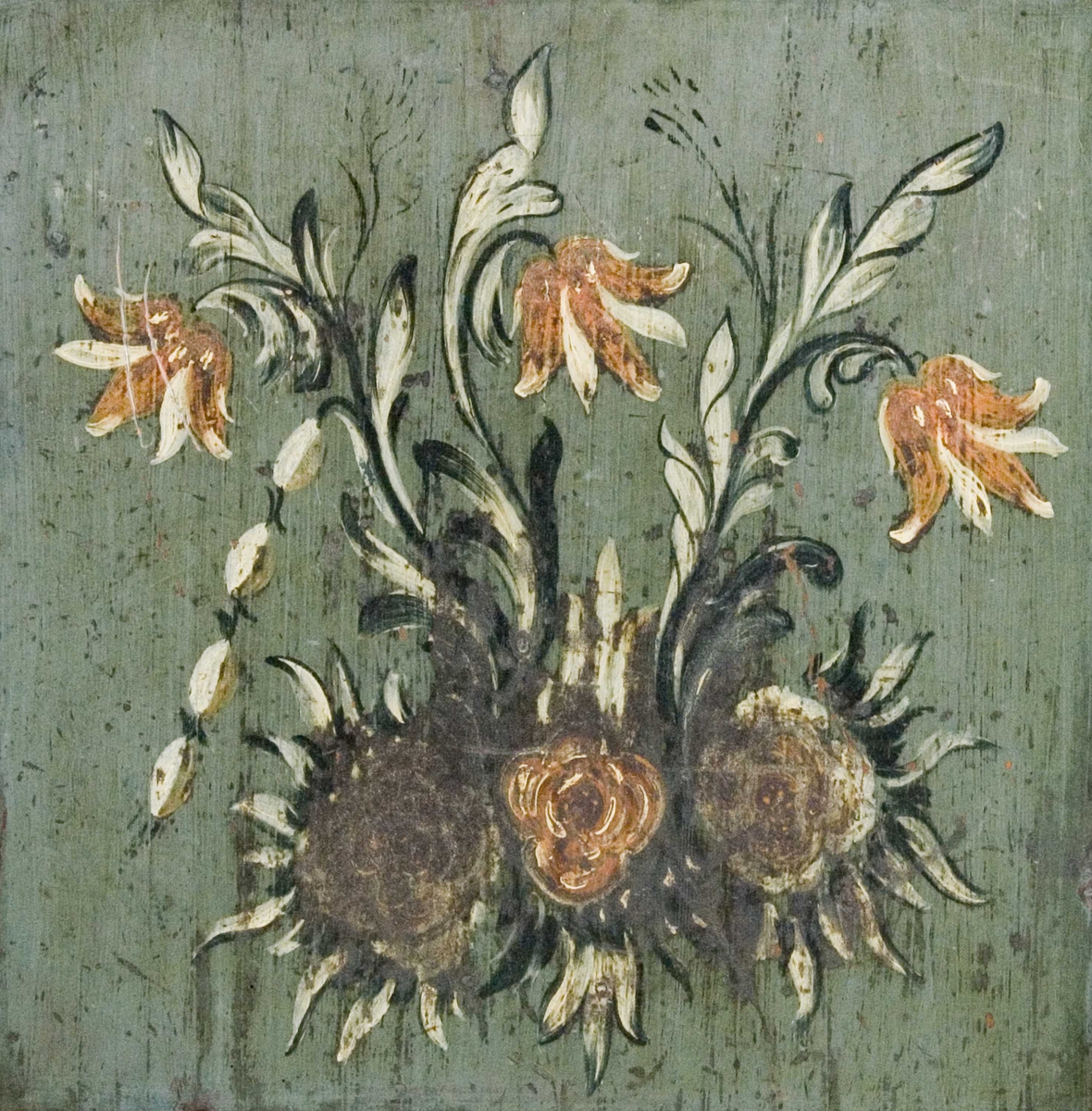 Skap i over- og underdel. Ovedelen har skjehylle og plass til skuffer. Buet topplist satt sammen av vinkelskårete deler. Blomstermalt.