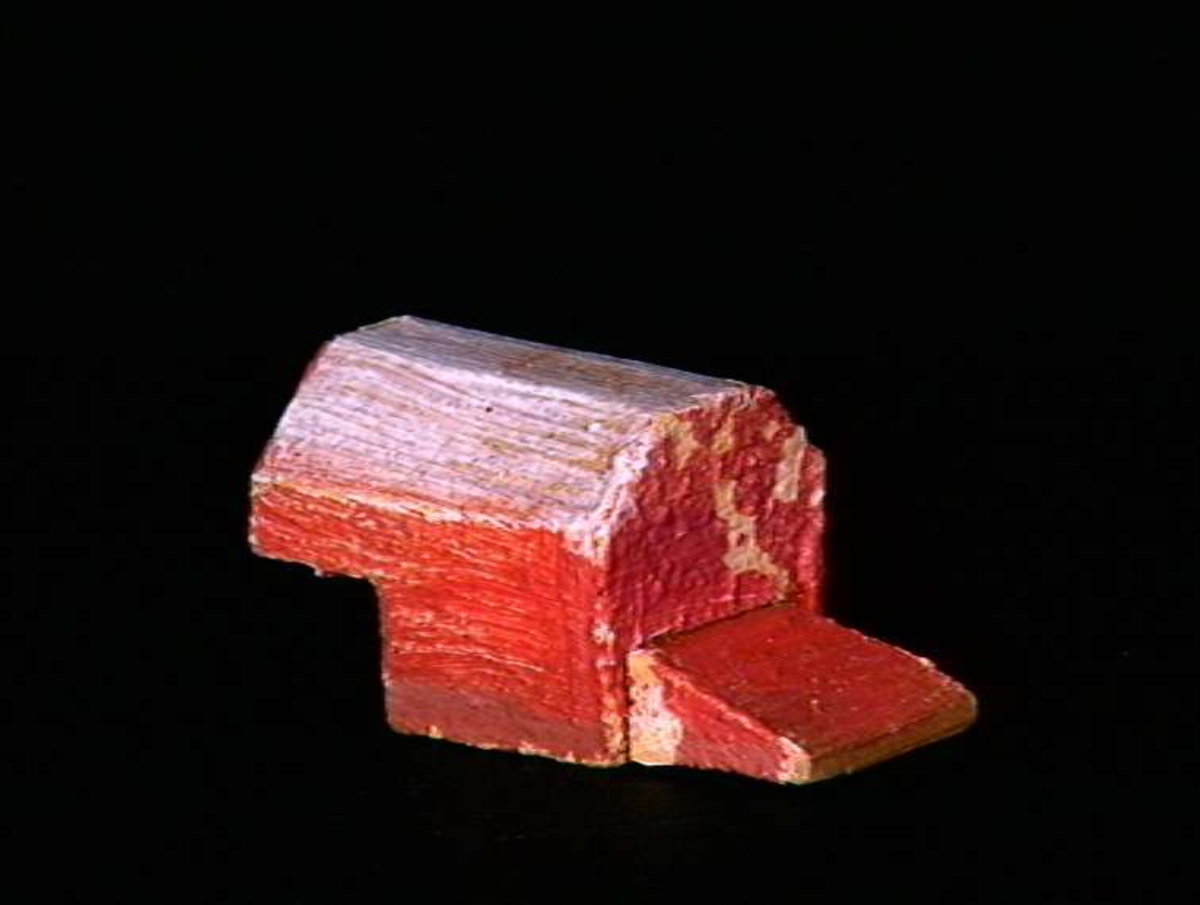 Sett med ca 200 leketøyhus laget av tre i forskjellige former og farger.