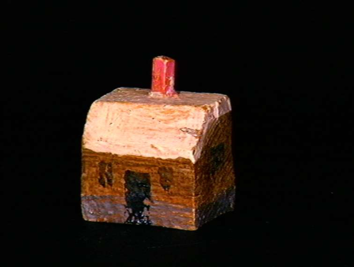 Sett med ca 200 leketøyhus laget av tre i forskjellige former og farger.