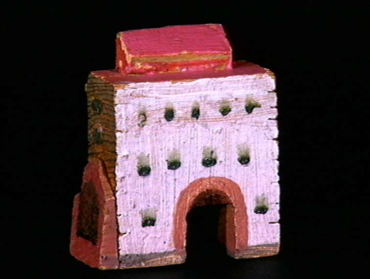 Sett med ca 200 leketøyhus laget av tre i forskjellige former og farger.