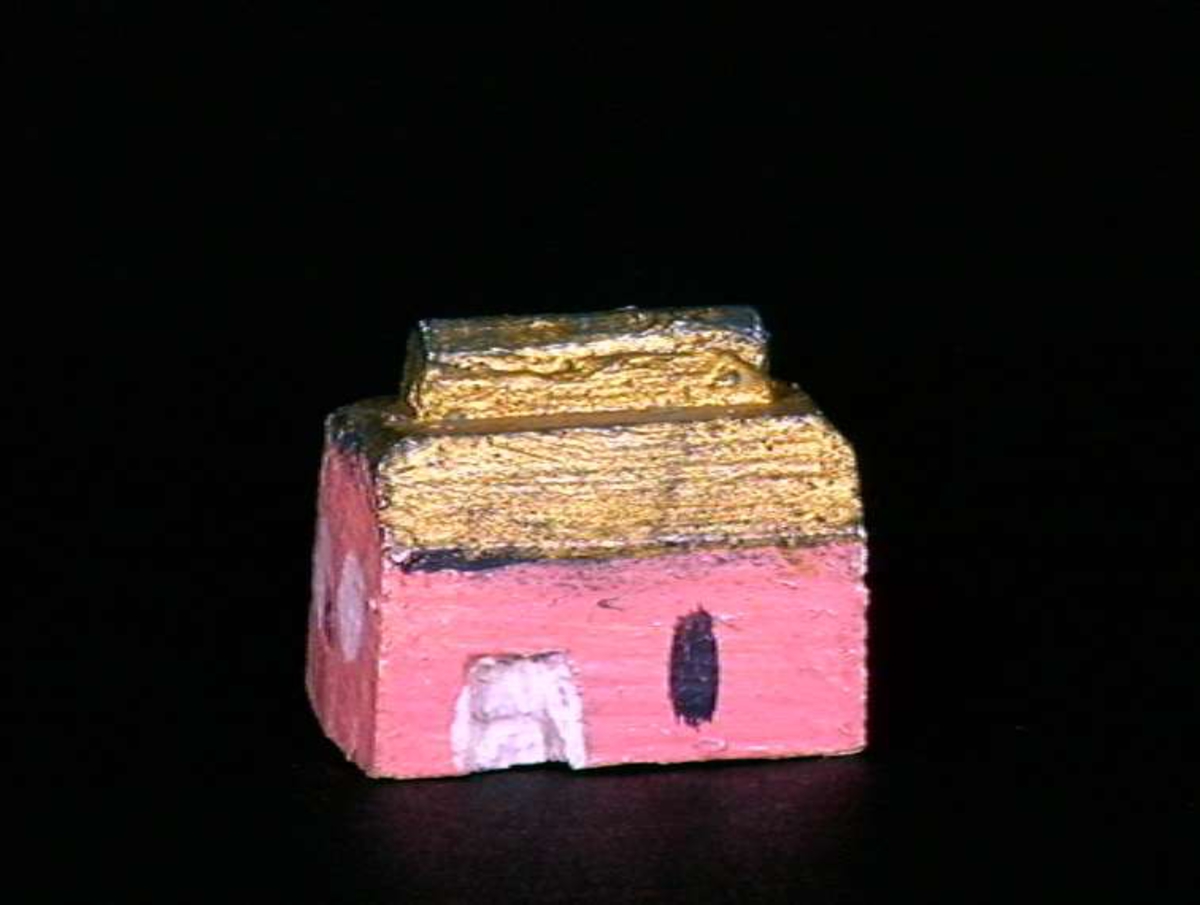 Sett med ca 200 leketøyhus laget av tre i forskjellige former og farger.