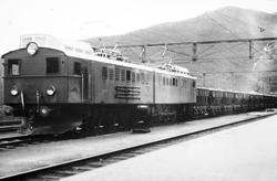 Elektrisk lokomotiv El 3 med malmtog på Narvik stasjon
