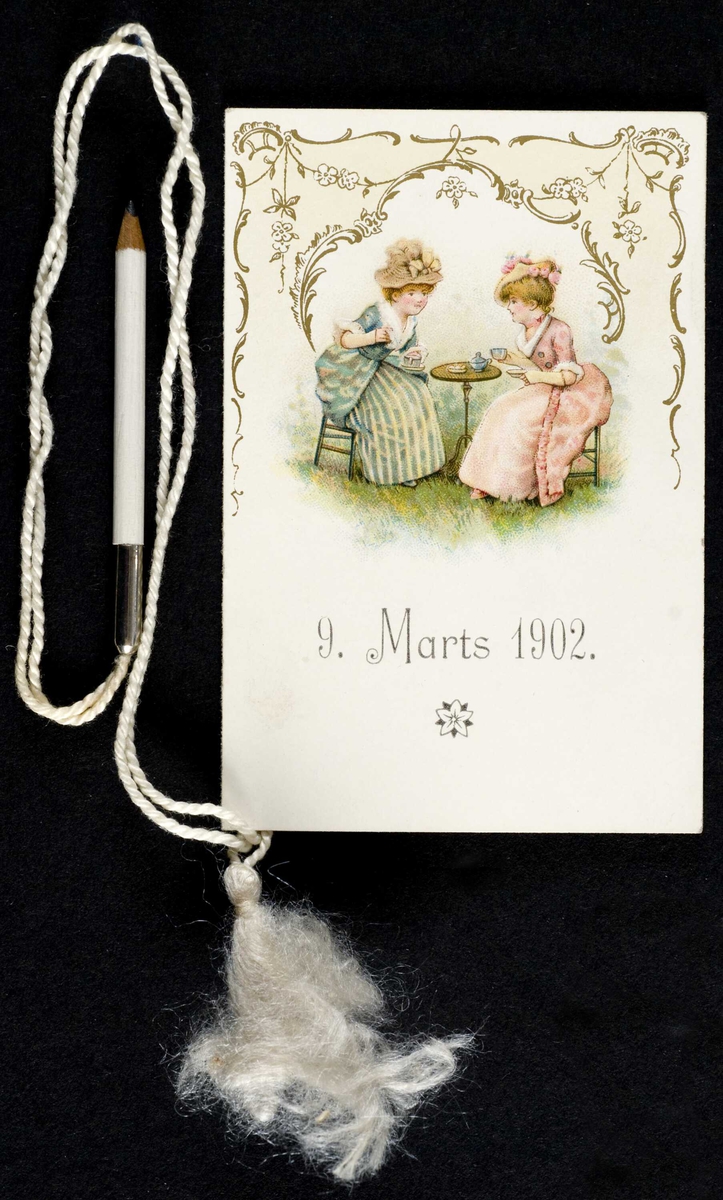 Ballkort fra 1902 med trykket dekor og danseliste inni. Snor med blyant festet til kortet