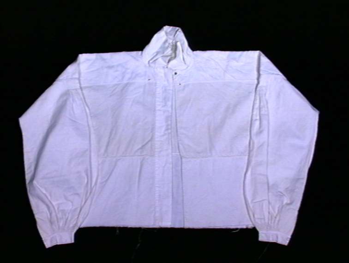 Hvit skjorte.
RKDE = Kari Knutsdotter Engdal, f.1816, oldemor til givere.