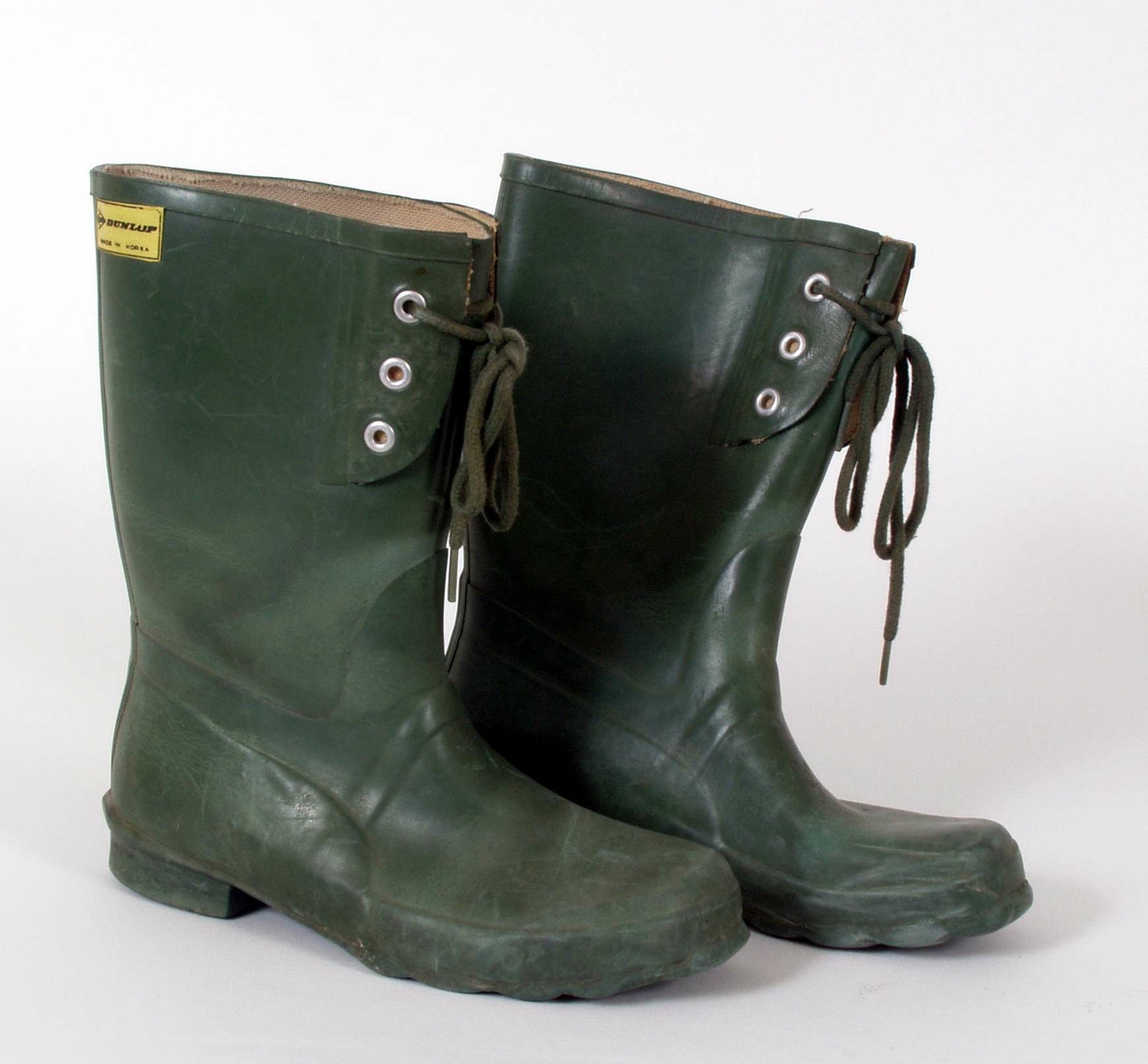 Høye grønne gummistøvler med snøring, kraftig riflet såle