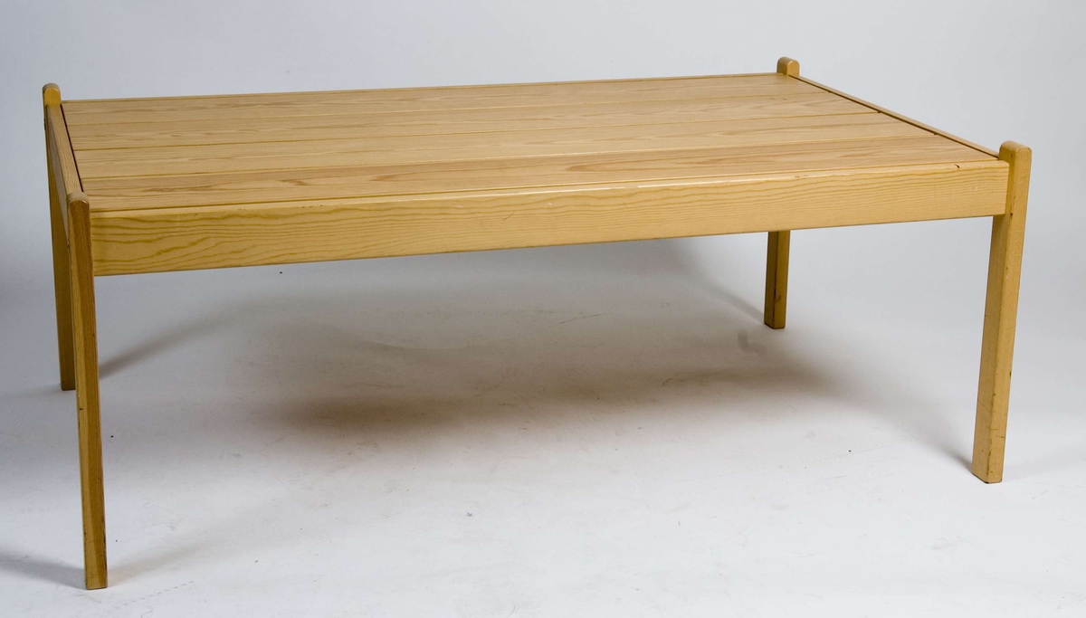 Rektangulært bord med fire bein og fire brett som bordplate.