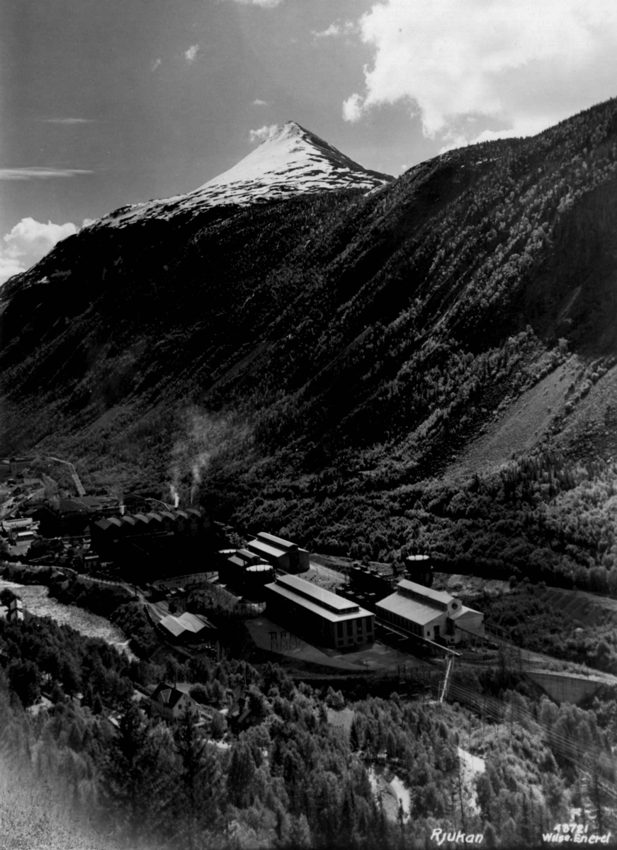 Fabrikkbygningene i "Nyanlegget" (ca. 1930) på Rjukan. Rjukan i Vestfjorddalen i Tinn. Gausttoppen i bakgrunnen.
