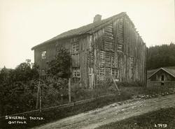 Forfallent våningshus på to etasjer i Svigebøl i Hobøl i Øst