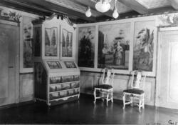 Interiør fra gården Hesselberg, på Ringerike. Dekor av Peder