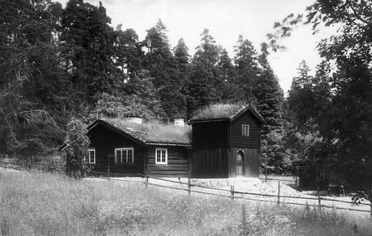 Barfrøstue fra Gammelstu Trønnes, Stor-Elvdal. Fotografert i Østerdalstunet på Norsk folkemuseum, juli 1925.