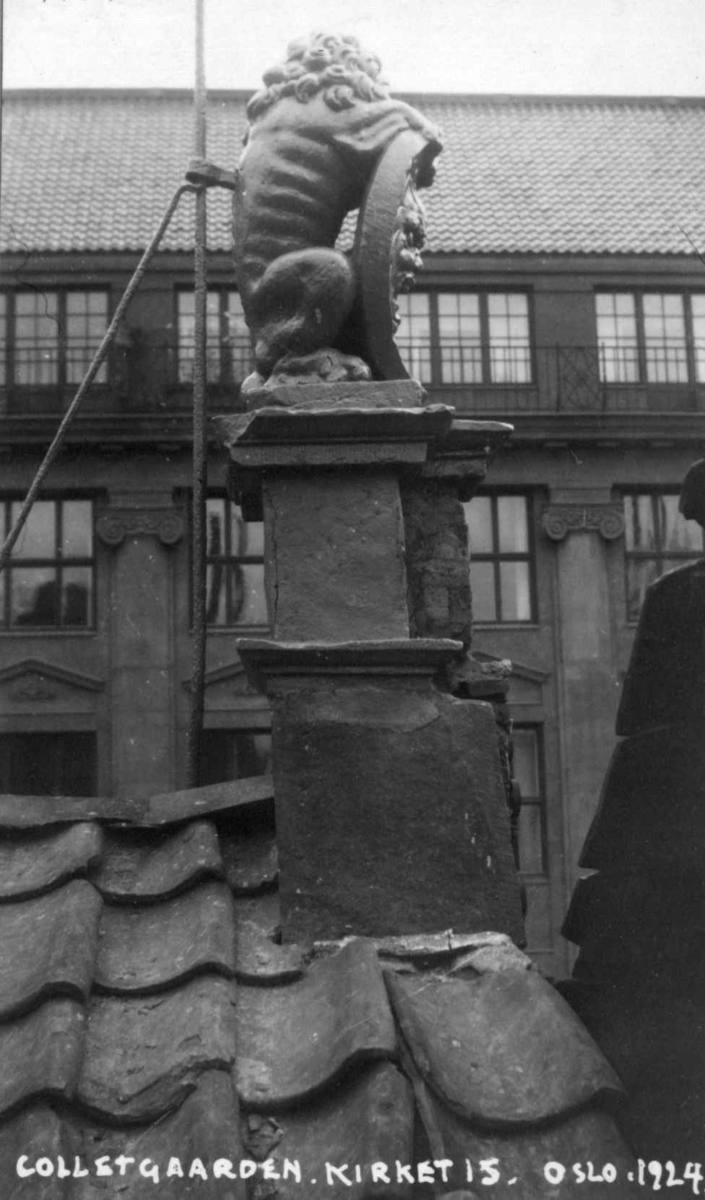 Colletgården, Kirkegata 15, Oslo. Statue av løve på taket. Nå på Norsk Folkemuseum.
