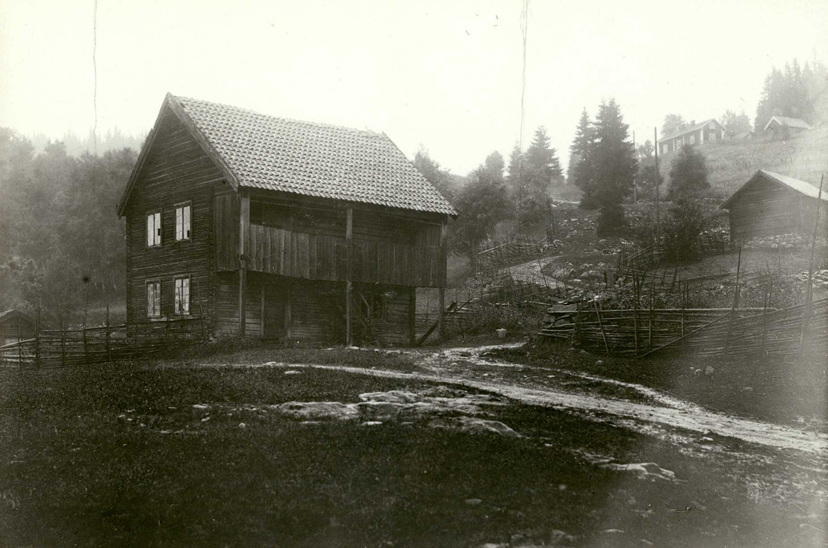 Garsjøen, Hurdal, Øvre Romerike, Akershus. Størhus med svalgang.