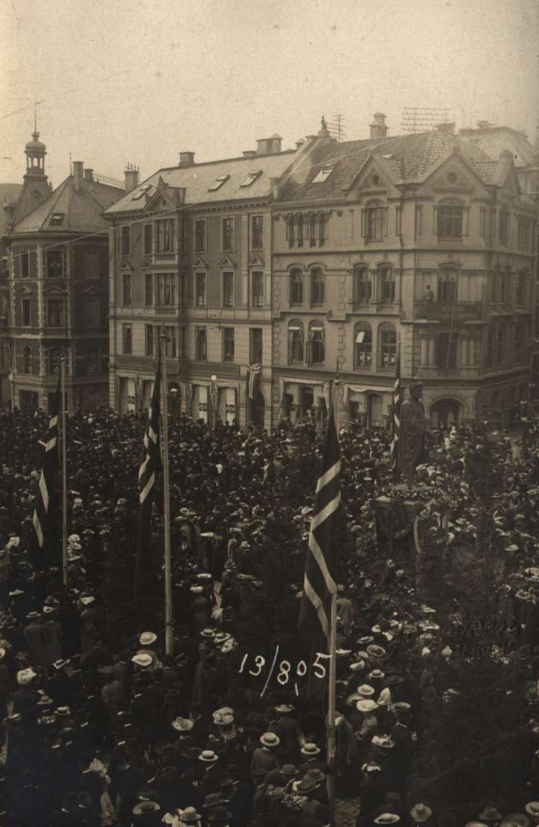 Postkort. Folkemengde i Bergen. Frigjøringen.07.06.1905.