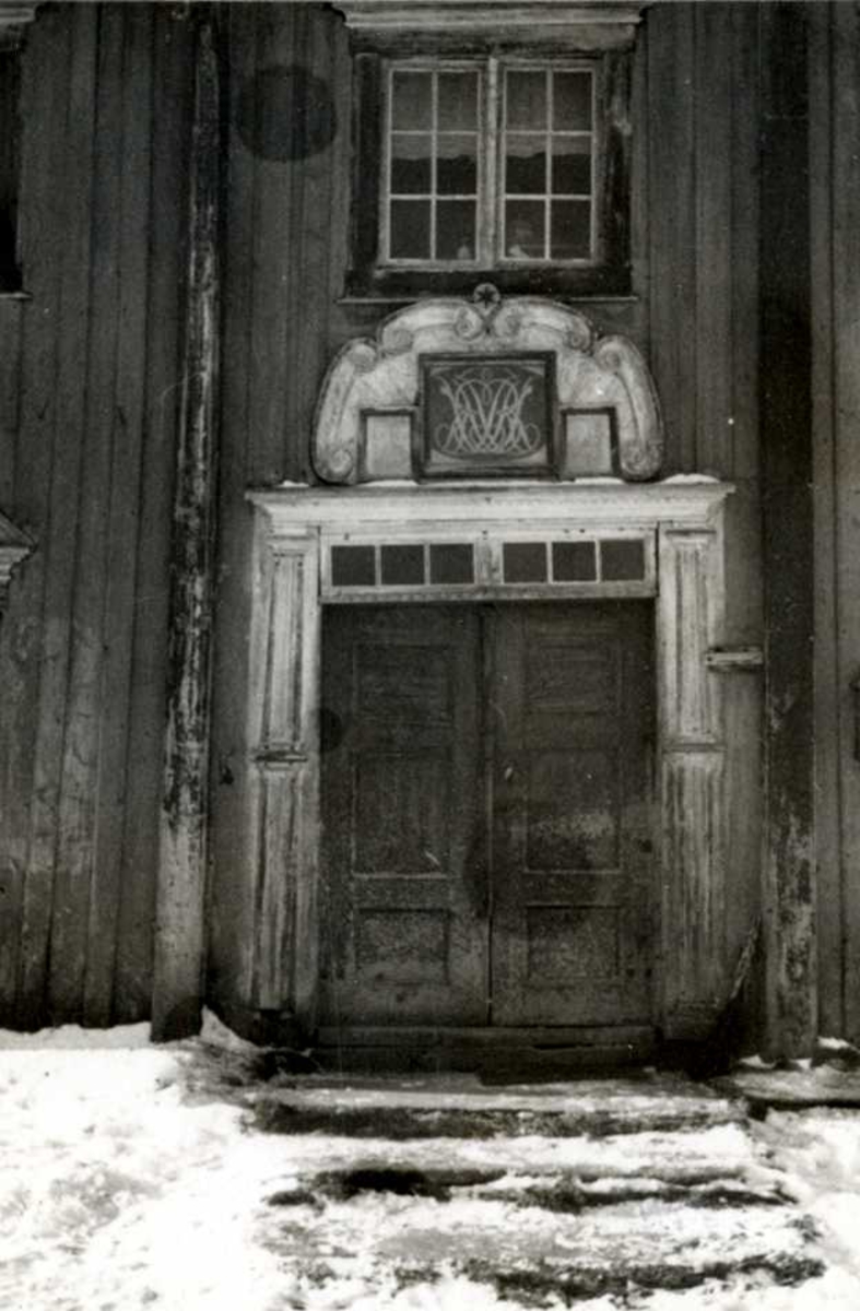 Odden, Narjordet, Os, Nord-Østerdal, Hedmark 1937. Detalj av hovedbygningen med inngangsdør