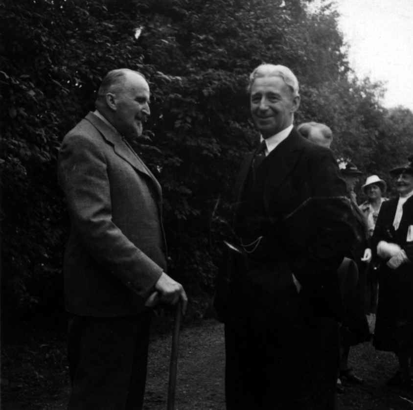 Professor Sem Sæland og direktør Hans Aall foran Lendestua  på Norsk Folkemuseum, bygning nr. 91 på åpningsdagen den 30. august 1939.
Stua kommer fra Lende, Time på Jæren.