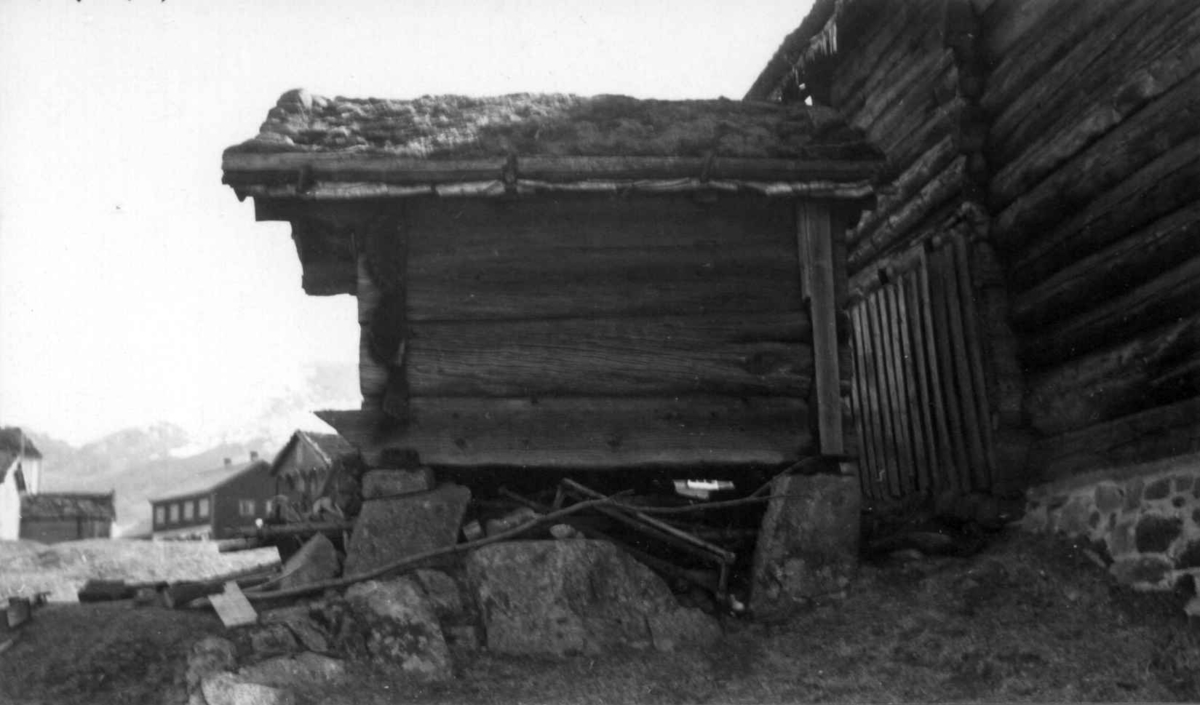Valle - Aust-Agder. Setesdal. Kjelleberg. Stolpehus. Nå N.F.
Fot. H.O. Elgethun. 1941.