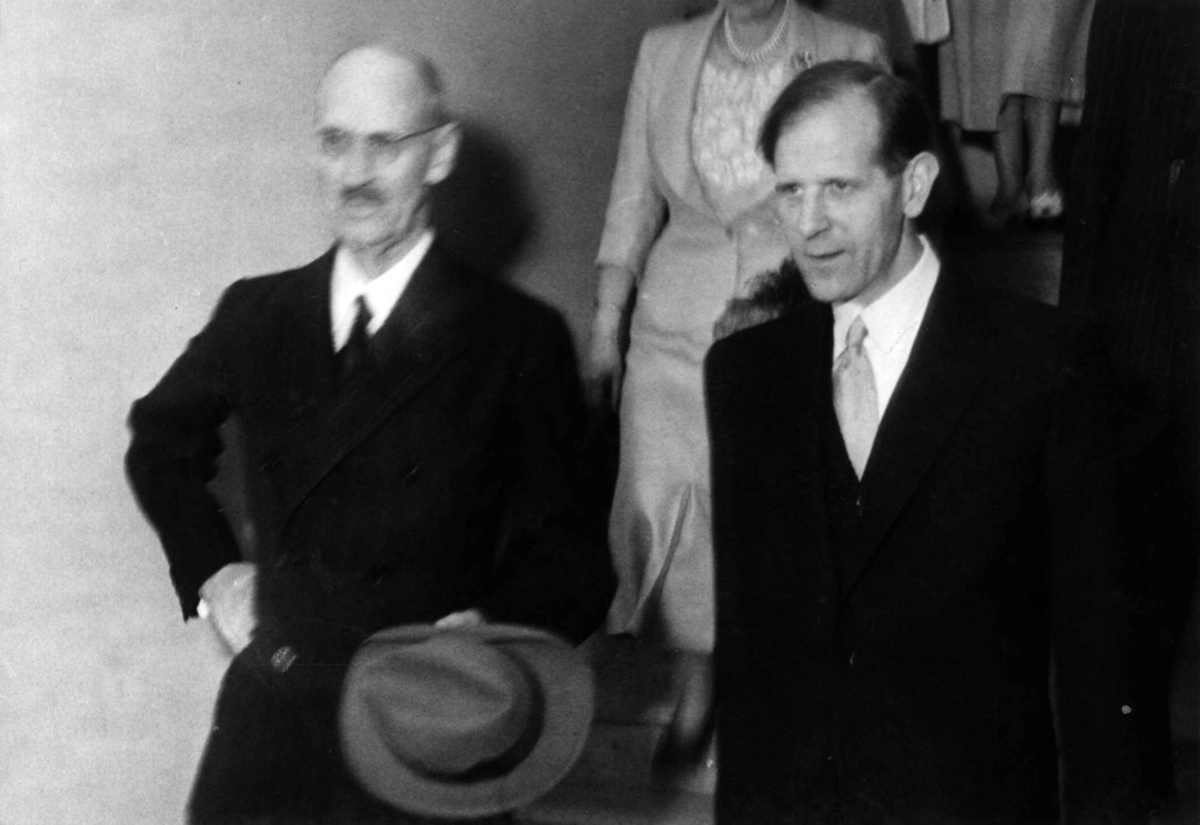Åpning av utstillingen "Daglig liv i Oslo gjennom 400 år". Direktør Kjellberg viser Kong Haakon vei til utstillingen, 14. mai 1950.