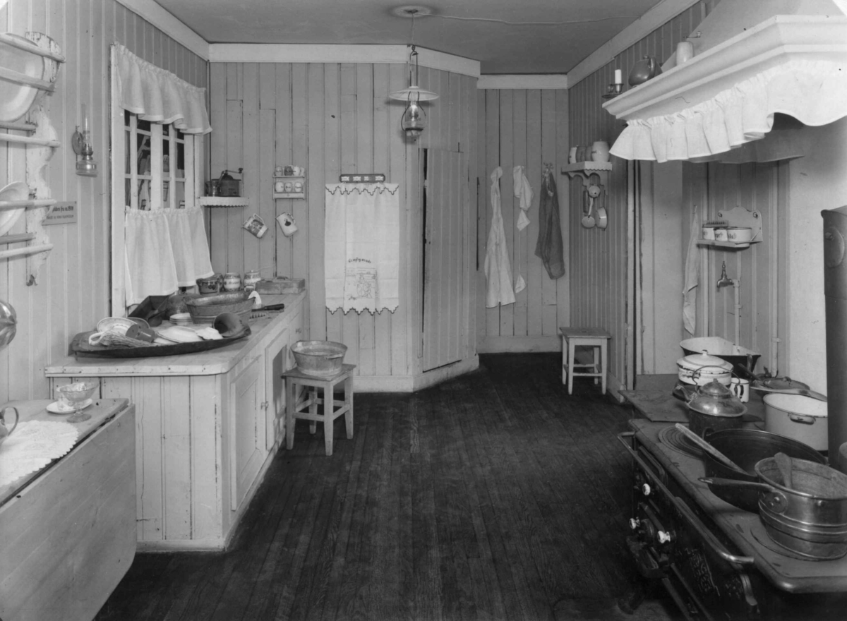 Oslokjøkken ca. 1900 i kjøkkenutstilling i Brukskunst, 1951