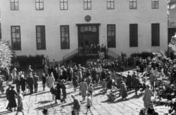 "Peikguttene" spiller på Torvet på Norsk Folkemuseum i 1951.