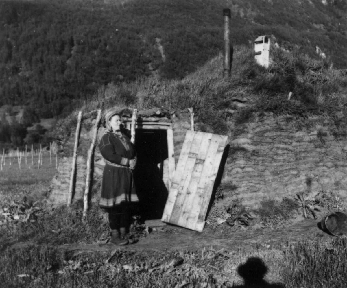 Johan Mikkelsens sperregamme i Kåfjord, utenfor står Karen Per Bær, 1948.