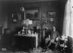 Stueinteriør. Holm. 1908-1910. To kvinner og  en mann sitter