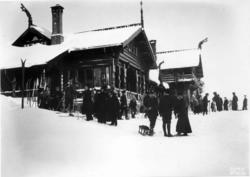 Frognerseteren, Oslo. 1908-1910. Vintermotiv. Skiløpere og a