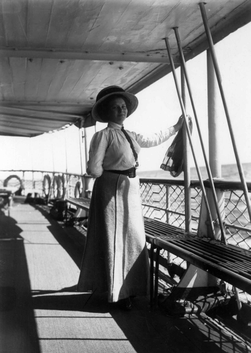 Drakt. Oslofjorden? 1908-10. En kvinne ved relingen om bord på et skip. Frk. Schubarth  Drakt  1908-19.  Oslo (ant)