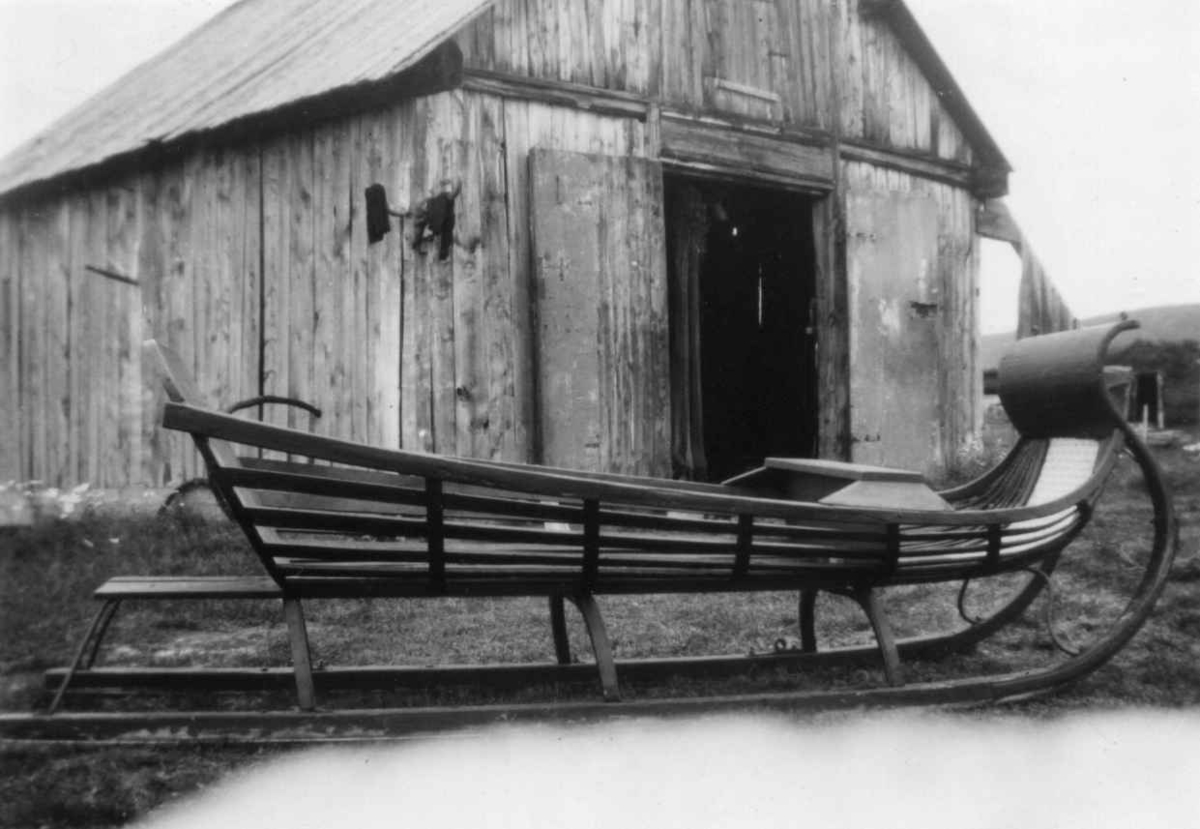 Skyss-slede av finsk type foran et uthus. Polmak 1933.