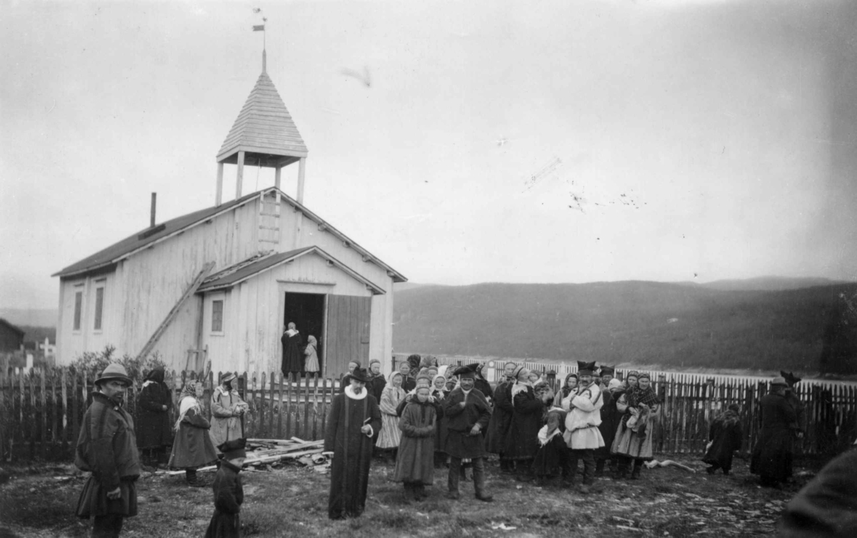 Mennesker samlet utenfor Polmak Kirke.