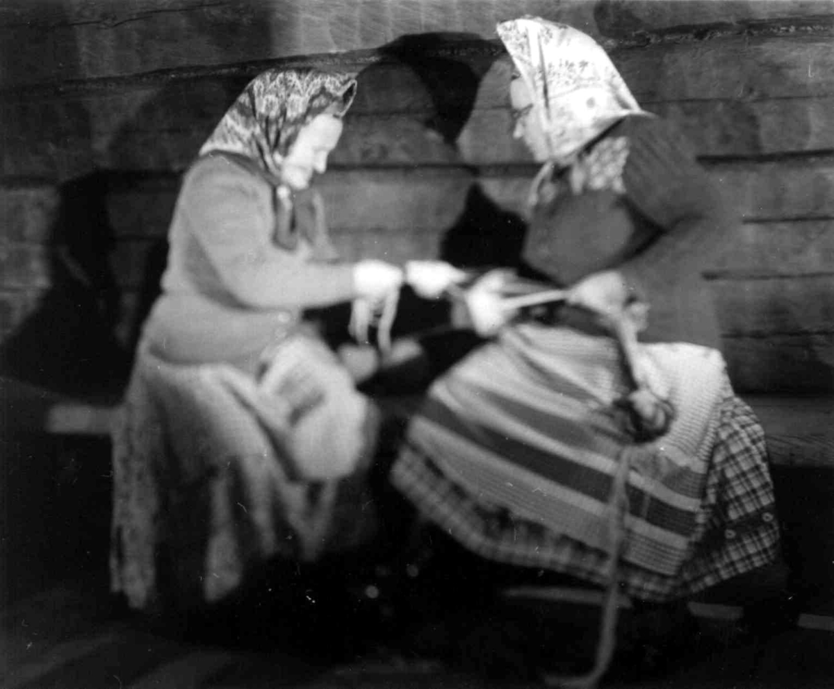 Greneveving (3). Skoltesamene Darja Jefreimov og Naska Moshnikov trer båndgrinnen til greneteppet. Seurasaari 1955.