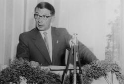 Portrett av Hans J. Henriksen  konsulent, 1959.