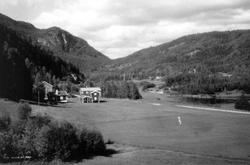 Landskap, Buskerud. 1930. Oversiktsbilde med gårder, vei, el