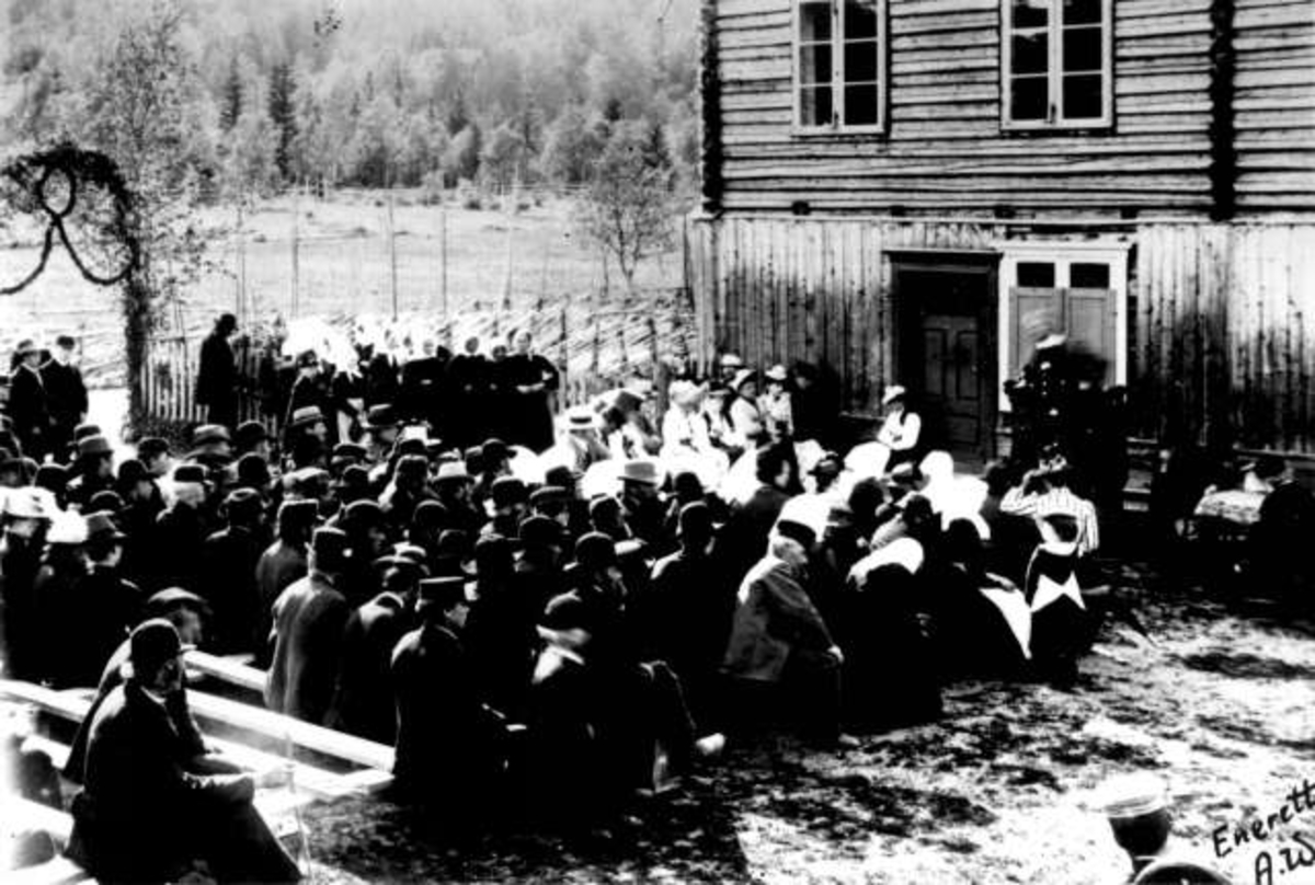 Bjørnstjerne Bjørnson (1832.1910) holder foredrag om Venstre, Vestre Gausdal, Oppland, ant. 1892-93.