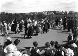 Nordisk folkedansstevne på Norsk Folkemuseum i 1925. Antakel