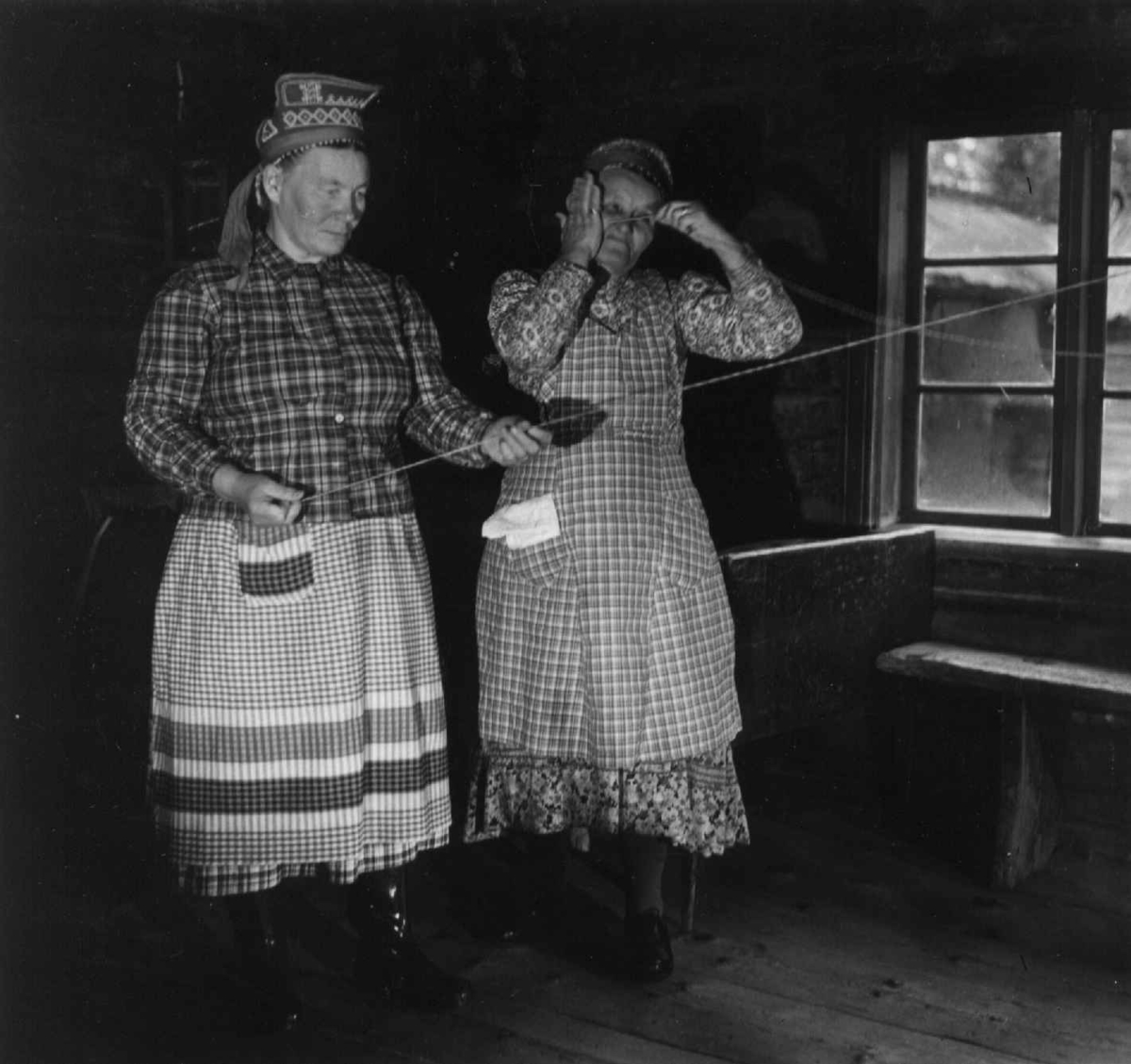 Greneveving. Skoltesamene Darja og Naska Moshnikov demonstrerer grenveveing på Föllisöen, Helsinki Universitet, Finland 1955. 14. De tvinner jaretrådene.