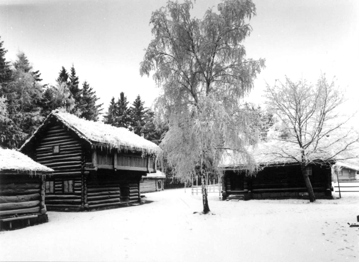 Hallingdalstunet på Norsk folkemuseum. Fotografert på Norsk Folkemuseum, vinter 1965, med vidvinkelobjektiv.
