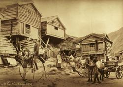 Fra Røysheim, Bøverdalen, Lom, Oppland. Gårdstun med poseren