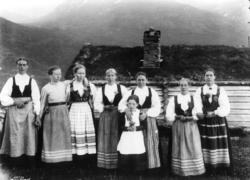 Drakt. Kvinnedrakter.