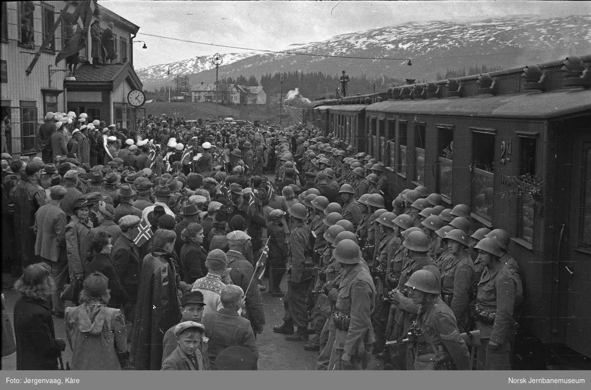 Folkemengde på Grong stasjon ved norske soldaters hjemkomst fra Sverige
