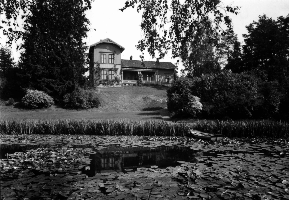 Øvre Ljan gård, Oslo, Østre Aker. Vannliljedam, hagen og hovedbygningen. Tidligere kalt Østre Ljan, senere Store Ljan.