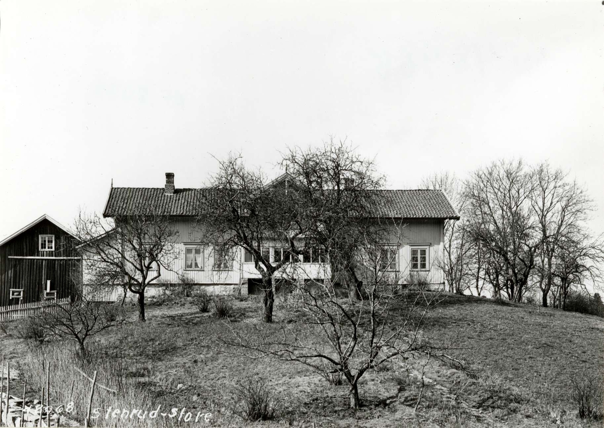 Stensrud gård, Oslo, Østre Aker. Husene sett fra hagen.
