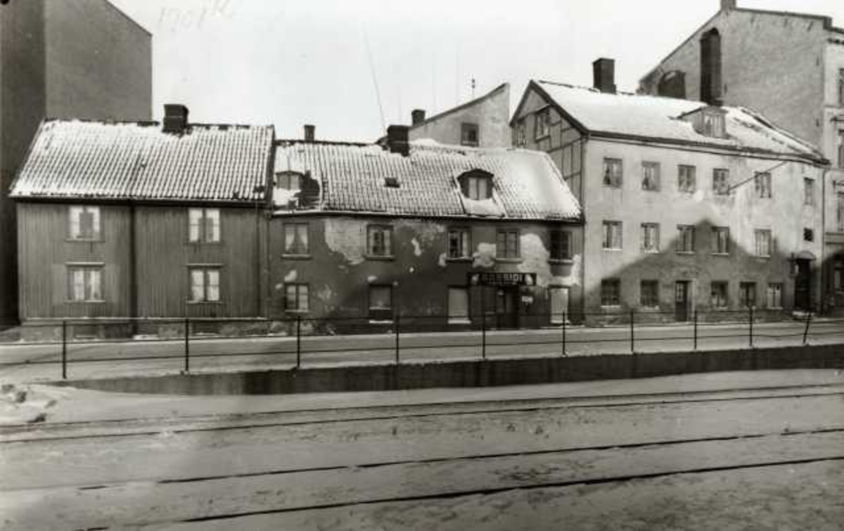 Munkedamsveien, Oslo 1940. Gatebilde med jernbanespor i forgrunnen, del ...