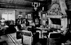 Avfotografert postkort. Interiør fra Skeikampen turisthytte.