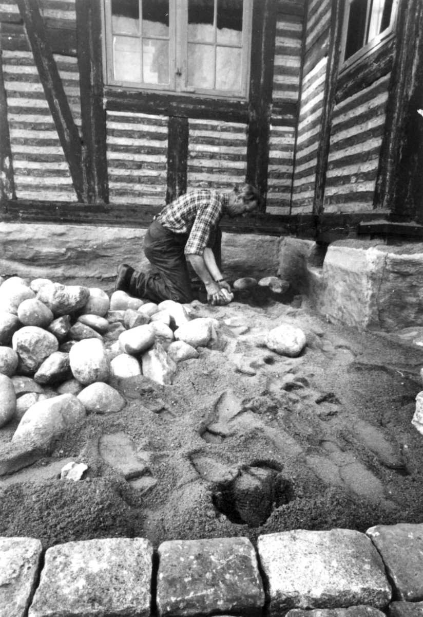 Steinbrolegging og steinarbeide utenfor Tollbugata 14, på friluftsmuseet, 1971.