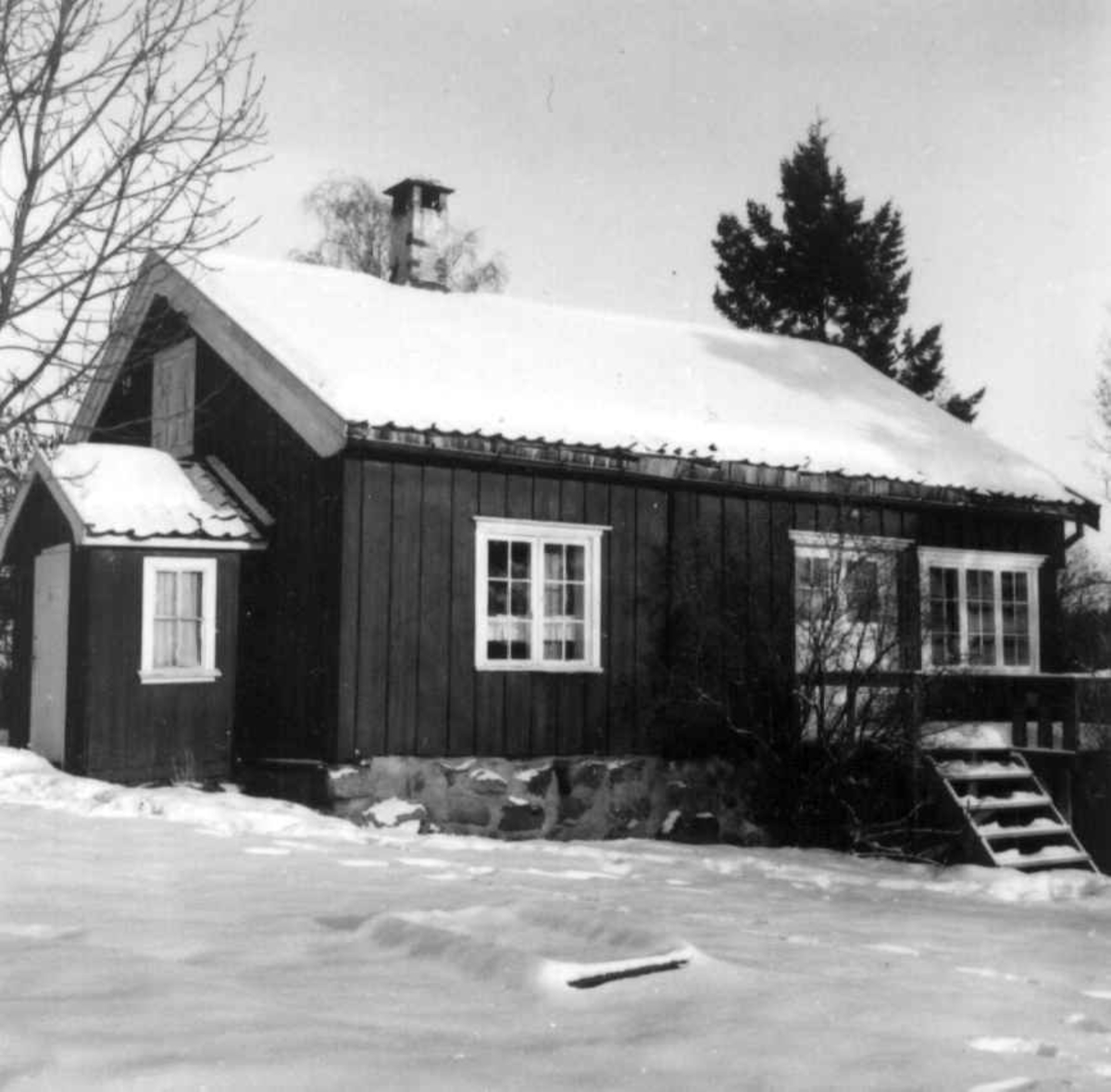 Syverstad, Asker, Akershus. Stua i Hesthagen. Lite hus, vinterbilde.