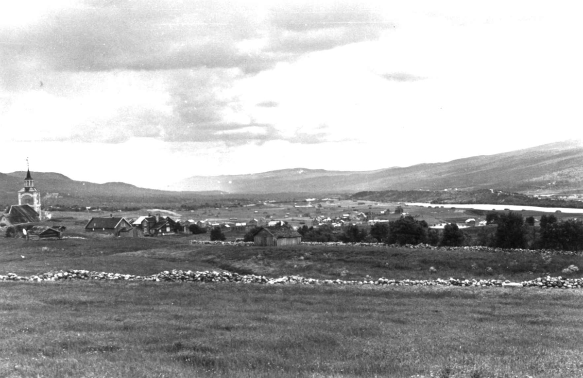 Røros med kirke og bebyggelse sett fra øvre Trondhjemsvei 8. juli 1938.