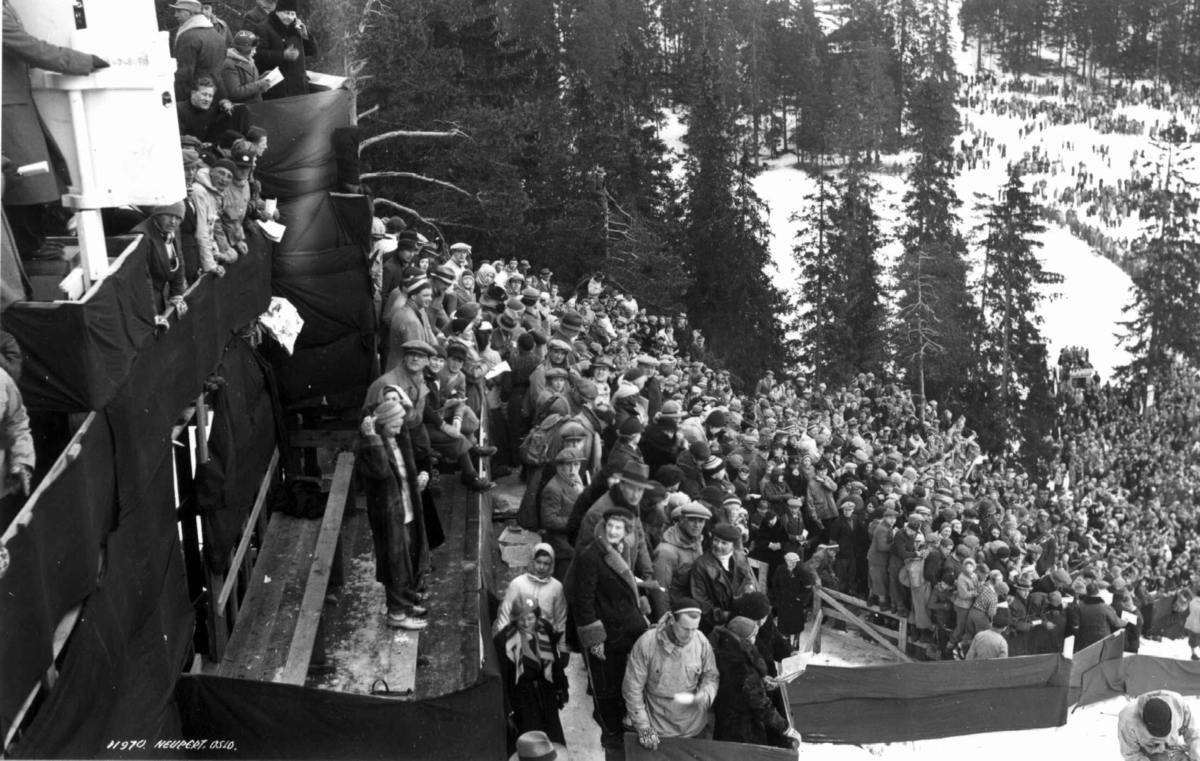 Ski. Hopprenn. Holmenkollen, Oslo 1934. Oversiktsbilde over publikumstribunen. Utsyn mot sletta .