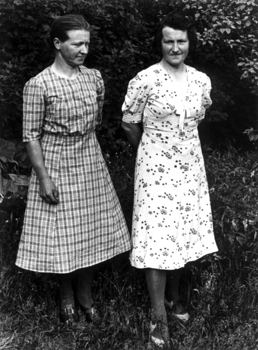 Maria Høydal og en annen kvinne poserer foran kamera. Fjotland, Kvinesdal, Vest-Agder 1941.