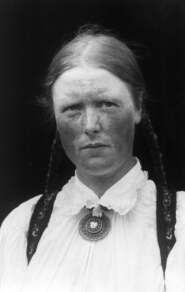 Kvinnedrakt, portrett, Valle, Setesdal, Aust-Agder, antatt 1924.
Fra "De Schreinerske samlinger" (skal oppgis).